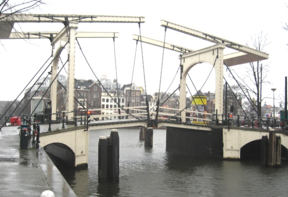 Svona myndi lyftibrúin í Dröfn Hansaborg líta út. Mynd frá Amsterdam.