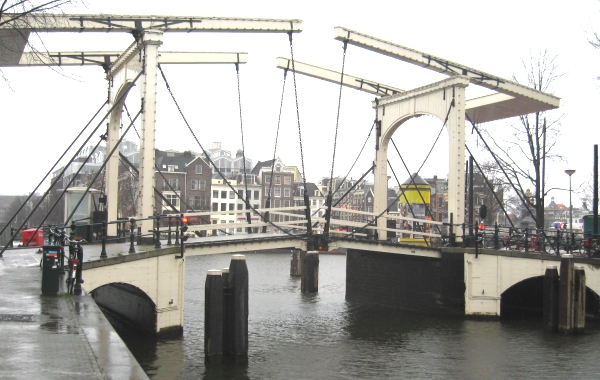 Svona myndi lyftibrúin í Dröfn Hansaborg líta út. Mynd frá Amsterdam.